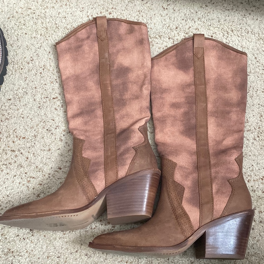 Size 7.5. Never worn. Only tried on.